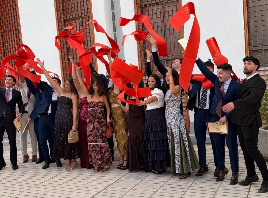 Celebración de la graduación con compañeros en Sevilla